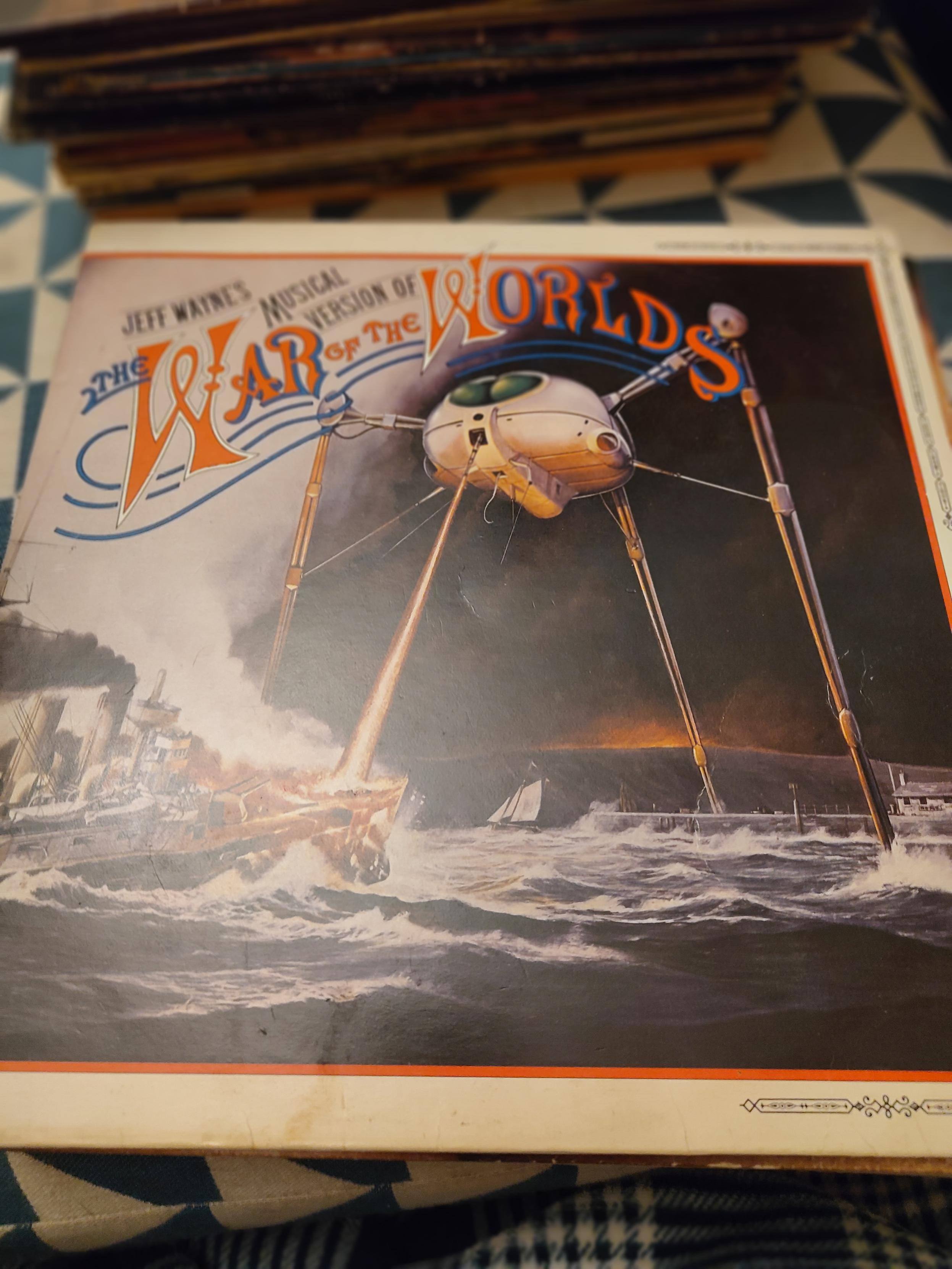 War of the worlds vinyl 1978 with robot destroying a boat.